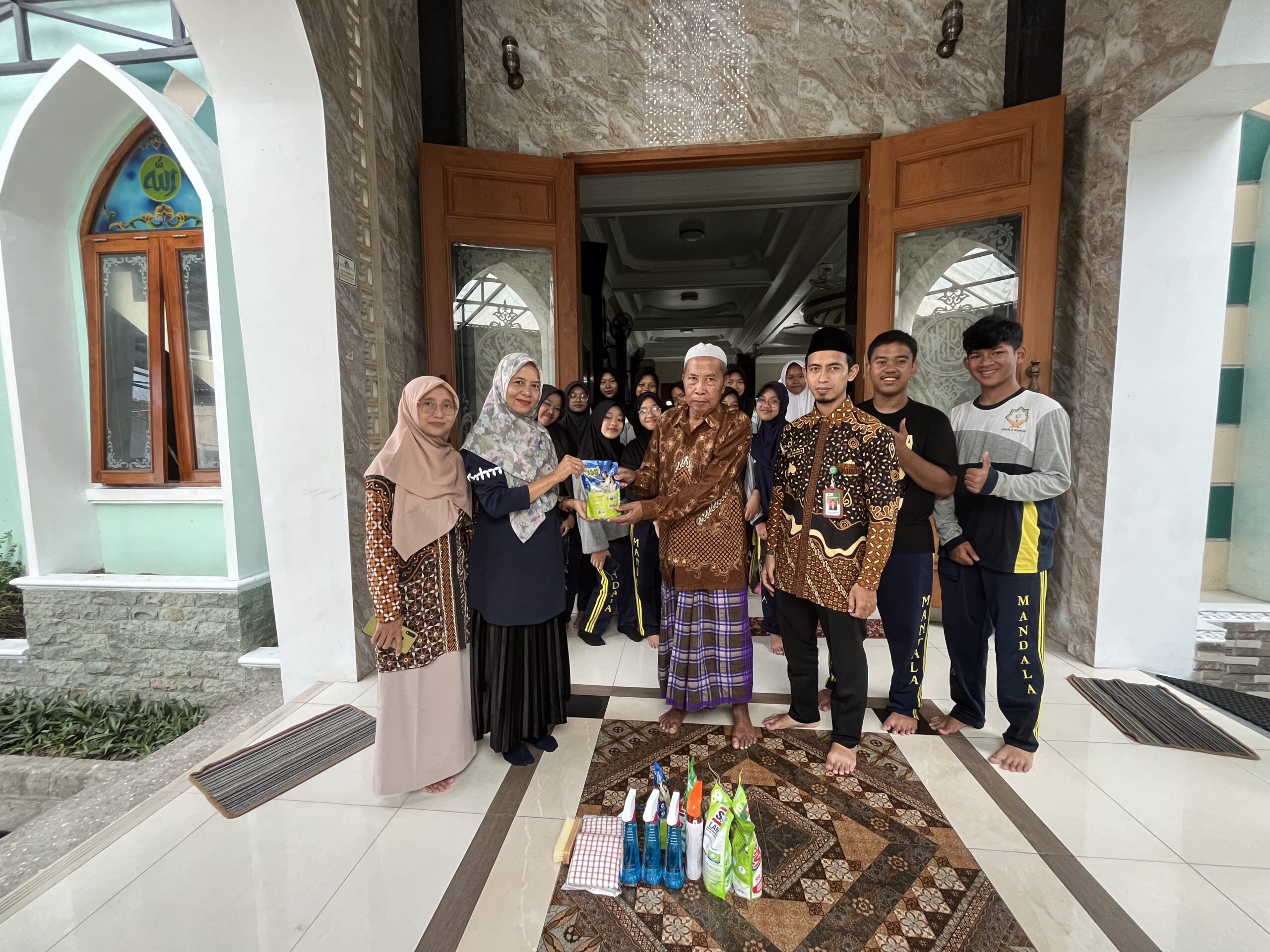 Bersih Rumah Ibadah di Masjid Jami' Tajem oleh siswa MAN 2 Sleman dalam rangka HAB Kemenag ke-80
